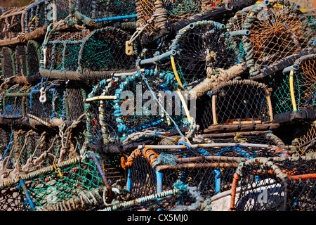 Hummer-Töpfe häuften sich in Staithes Hafen North Yorkshire UK Stockfoto