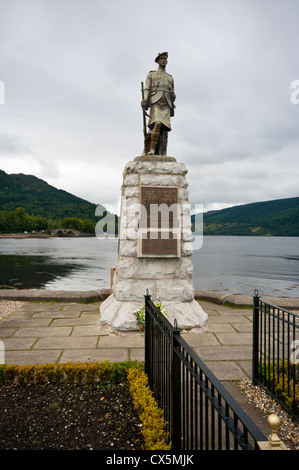Das Kriegerdenkmal in Inveraray mit Blick auf Loch Fyne Argyll und Bute Schottland Stockfoto