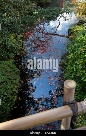 Bambus-Brücke über einen Bach in den Gärten des kaiserlichen Villa Tamozawa in Nikko, Japan Stockfoto