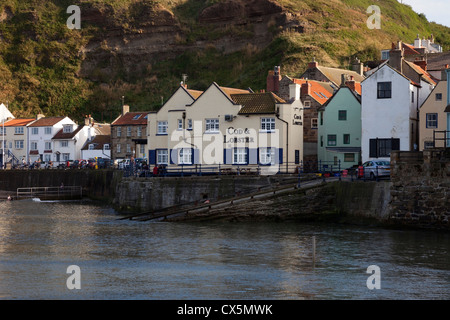 Die Fischerei Dorf Staithes und den Kabeljau und Hummer Pub mit Blick auf den Hafen North Yorkshire UK Stockfoto