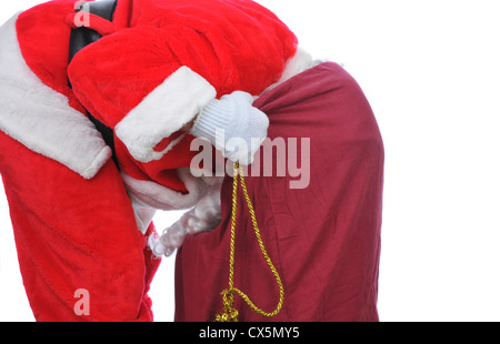 Santa Claus mit Kopf in der Tasche auf der Suche nach mehr präsentiert isoliert auf weiss Stockfoto