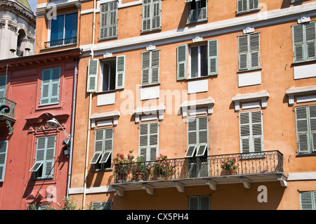 Häuser der Altstadt von Nizza (Cours Saleya) - Frankreich Stockfoto