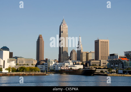 Ohio, Cleveland. Lake Erie auf Downtown Cleveland Stadt Skyline mit Cleveland Cliffs "Laker" Schiff im Hafen angedockt. Stockfoto