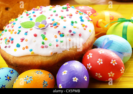 Osterdekoration - Eiern und Kuchen auf dem Tisch Stockfoto