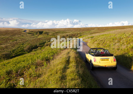 Nachtstück mit gelben Mini Cooper Cabrio auf Exmoor - Wilmersham Common, Somerset, Großbritannien Stockfoto