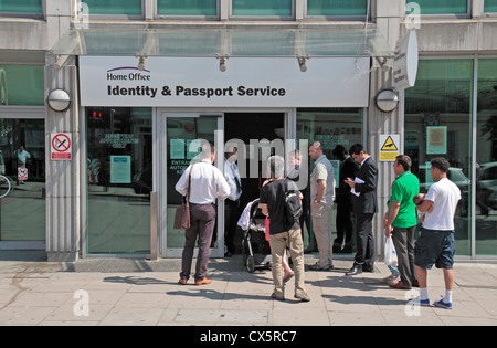 Menschen Schlangestehen vor der Identität und Pass-Service Büro, Globe House, 89 Eccleston Square, London, UK Stockfoto