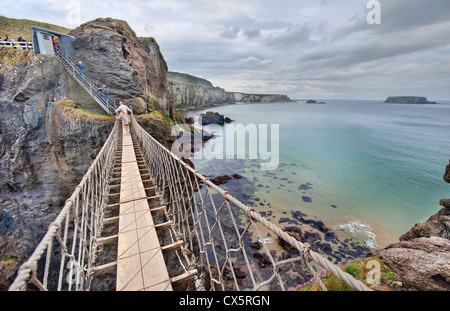 Die Carrick-a-Rede Rope Bridge überspannt zwei Felswände in der Grafschaft Antrim an der Küste von Nordirland, in der Nähe von Giants Causeway Stockfoto