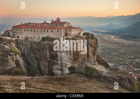 Frühen Wintermorgen mit Blick auf das Kloster St. Stephan, hoch oben auf einem Kalkstein-Pfeiler in Meteora, Griechenland Stockfoto