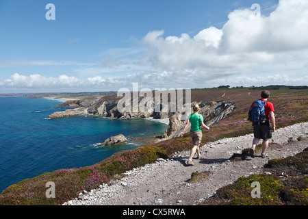 Wanderer am Cap De La Chèvre, Finistère, Bretagne, Frankreich Stockfoto