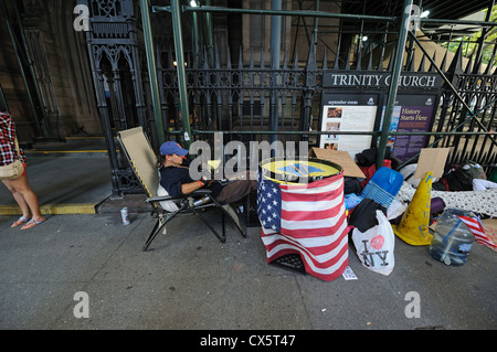 Occupy Wall Street Demonstranten und obdachlose Menschen kampieren außerhalb Trinity Church am Broadway in Manhattan Financial District. Stockfoto