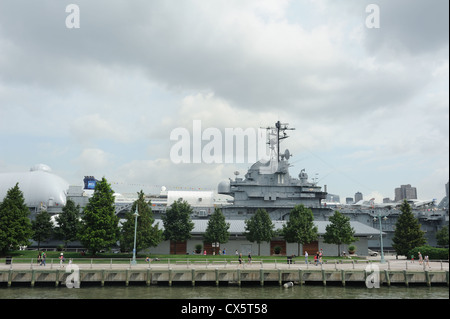 Die USS Intrepid, einem Flugzeugträger während des zweiten Weltkriegs für die US Navy gebaut ist jetzt auf der Ausstellung in Midtown Manhattan. Stockfoto