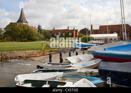 Holy Trinity Church, Bosham, West Sussex, mit Booten Stockfoto
