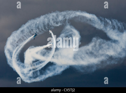 Die klingen aerobatic Team in ihre Extra 300 Flugzeuge auf der Farnborough International Airshow 2012 anzeigen Stockfoto