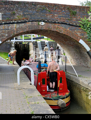 Ein rote schmale Boot bewegt durch Foxton sperrt Leicestershire England uk Stockfoto