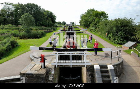 Ein rote schmale Boot bewegt durch Foxton sperrt Leicestershire England uk Stockfoto