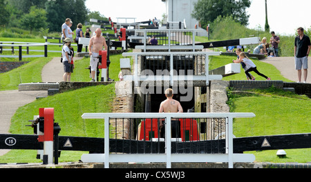 Ein rote schmale Boot bewegt durch Foxton sperrt Leicestershire England uk Stockfoto