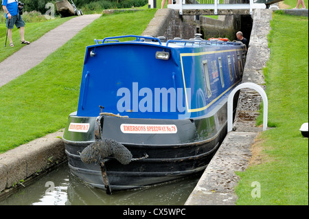 Ein blaues schmale Boot bewegt durch Foxton sperrt Leicestershire England uk Stockfoto