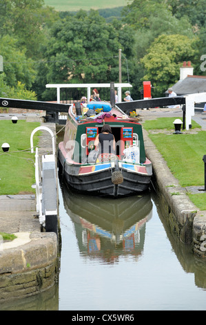 Eine schmale Boot bewegen durch Foxton sperrt Leicestershire England uk Stockfoto