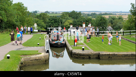 Eine schmale Boot bewegen durch Foxton sperrt Leicestershire England uk Stockfoto