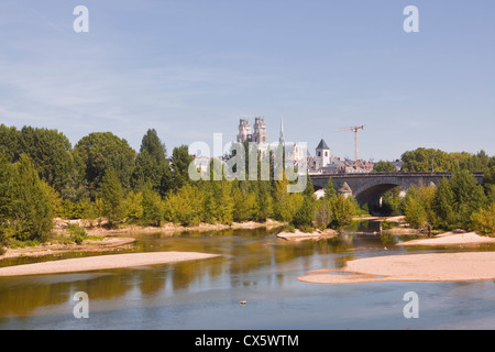 Blick über die Loire, die Kathedrale Sainte-Croix d ' Orléans oder die Kathedrale von Orleans in Frankreich. Stockfoto