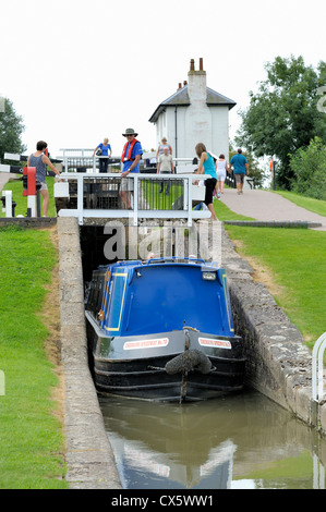 Eine schmale Boot bewegen durch Foxton sperrt Leicestershire England uk Stockfoto