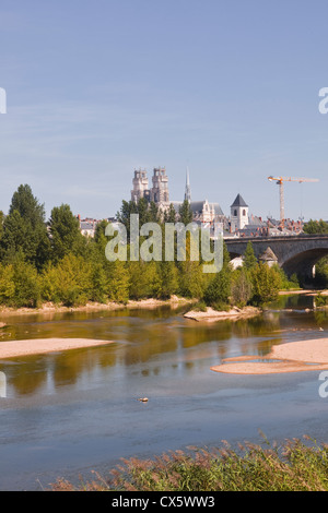 Blick über die Loire, die Kathedrale Sainte-Croix d ' Orléans oder die Kathedrale von Orleans in Frankreich. Stockfoto