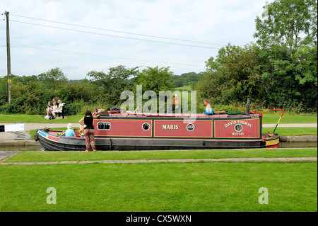 Eine schmale Boot bewegen durch Foxton sperrt Leicestershire England uk Stockfoto