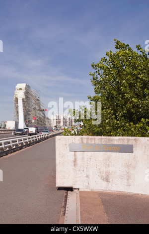 Die Pont de l ' Europe in Orleans, Frankreich. Hier kann die Brücke renoviert gesehen werden. Stockfoto