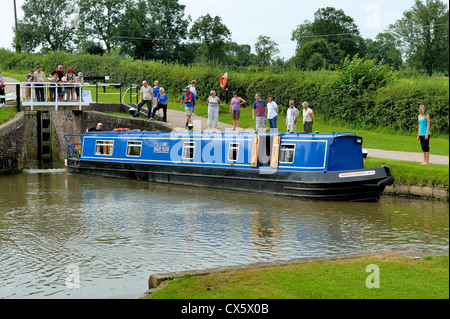 Eine schmale Boot bewegen durch Foxton sperrt Leicestershire England uk Stockfoto