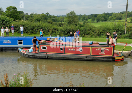 Eine schmale Boot bewegen durch Foxton sperrt Leicestershire England uk Stockfoto