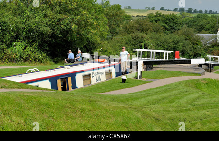 Eine schmale Boot bewegen durch Foxton sperrt Leicestershire England uk Stockfoto