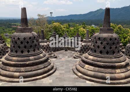 Stupas auf den buddhistischen Tempel Borobudur in Indonesien Stockfoto