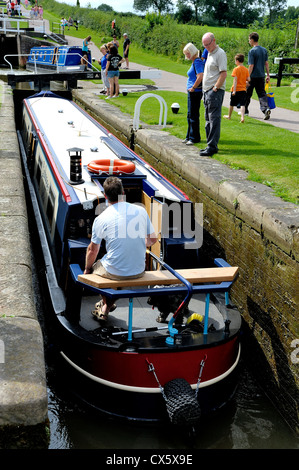 Eine schmale Boot bewegen durch Foxton sperrt Leicestershire England uk Stockfoto