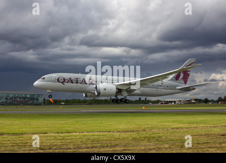 Boeing 787 Dreamliner von Qatar Airways kommt nach einem Demonstrationsflug auf der Farnborough International Airshow 2012 landen Stockfoto