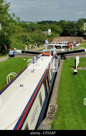 Eine schmale Boot bewegen durch Foxton sperrt Leicestershire England uk Stockfoto