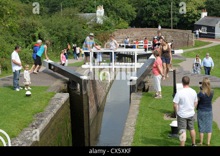 Menschen öffnen die Schleusen am Foxton sperrt England uk Stockfoto