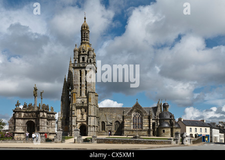 Die Pfarrkirche und der Kalvarienberg bei Pleyben, Finistère, Bretagne, Frankreich Stockfoto