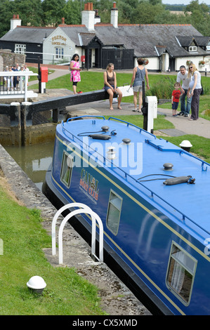 Ein blaues schmale Boot bewegt durch Foxton sperrt England uk Stockfoto