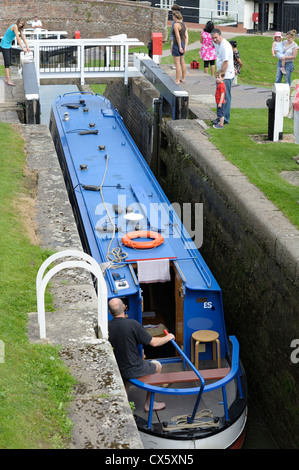 Ein blaues schmale Boot bewegt durch Foxton sperrt England uk Stockfoto