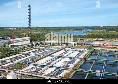 Gruppen von Lagertanks mit Abwasser. Wasser Belüftung auf recycling-Behälter Stockfoto