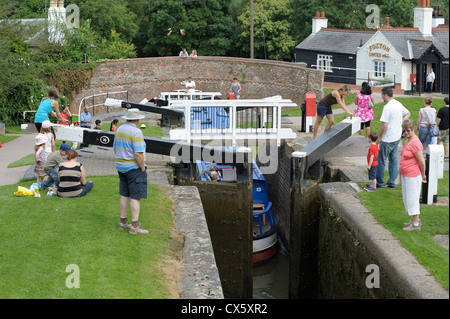 Ein blaues schmale Boot bewegt durch Foxton sperrt England uk Stockfoto