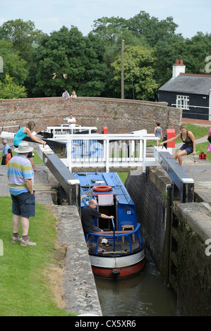 Ein blaues schmale Boot bewegt durch Foxton sperrt England uk Stockfoto