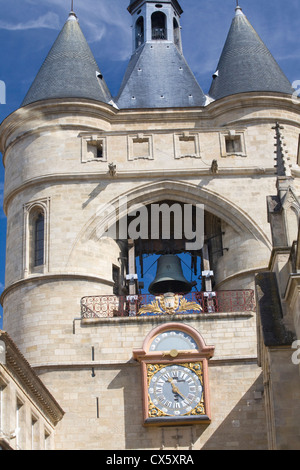 Uhr und Glocke von der Porte De La Grosse Cloche in Bordeaux, Frankreich Stockfoto