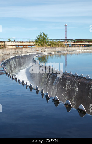 Nahaufnahme von Wasser aus kreisförmigen Sammelbecken überläuft. Kläranlage Stockfoto
