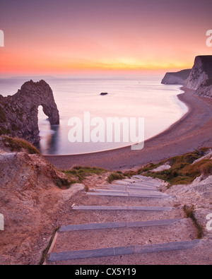 Die berühmten Durdle Door an der Juarassic Küste von Dorset. Stockfoto