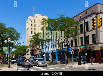 Main Street an der Kreuzung mit der Liberty Street im historischen Stadtzentrum von Ann Arbor, Michigan, USA Stockfoto