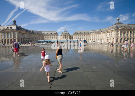 Place De La Bourse und das Miroir d ' eau, Bordeaux, Frankreich Stockfoto