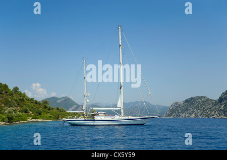 Segelschiff in der Bucht der Insel im Ägäischen Meer Stockfoto