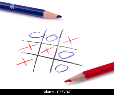 Tic-tac-Toe-Spiel und zwei Bleistift auf weißer Seite Stockfoto