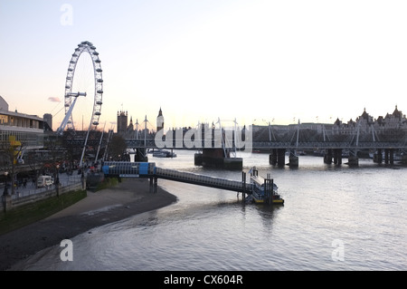 ein Blick auf die Themse mit Blick auf Southbank und das Riesenrad und Westminster zeigt einen Themse-Strand bei Ebbe Stockfoto